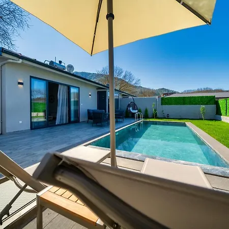 Private Honeymoon فيلة *